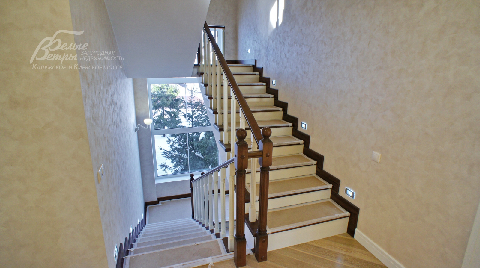 Лестница железобетонная монолитная, ступени деревянные.