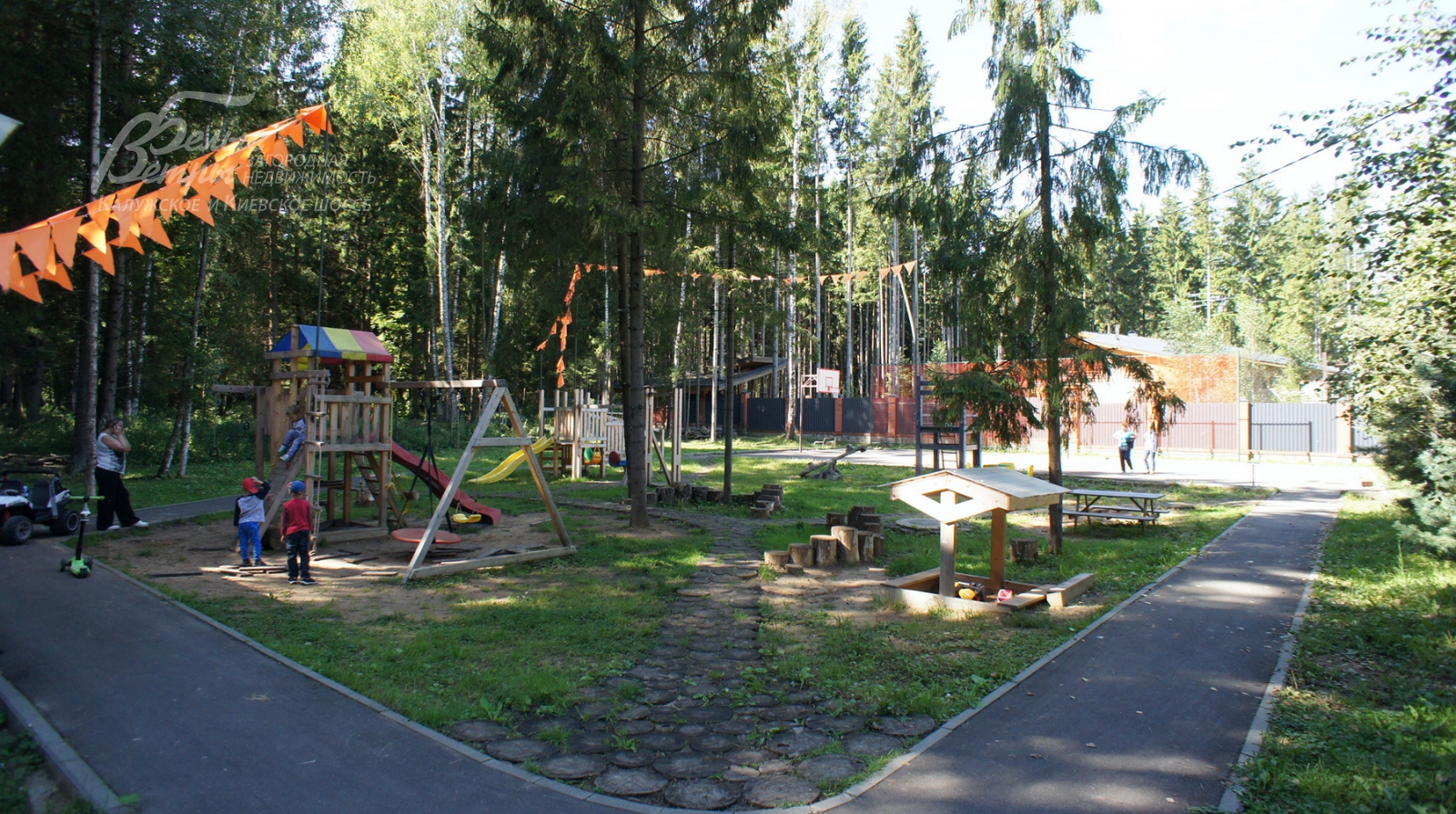 Детская и спортиная площадка в лесной зоне